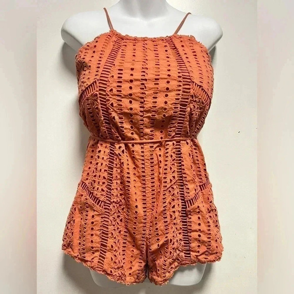 Tina Woven Romper in Desert Rose
AMUSE SOCIETY
Color:Desert Rose - Picture 3 of 6
